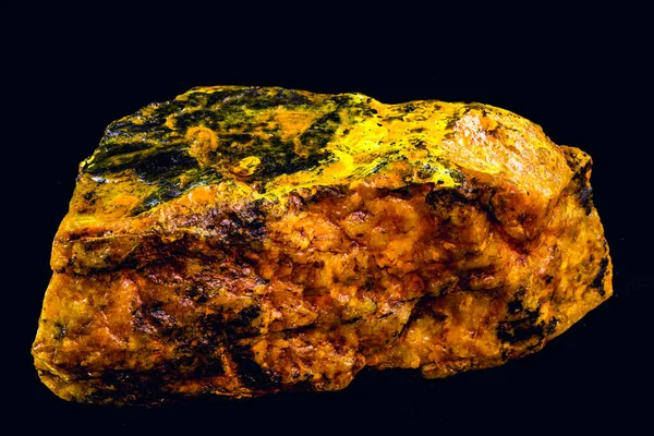 Uran, ein Mineral, das in der Nuklearforschung in den Vereinigten Staaten und im Iran verwendet wird. wertvolles und radioaktives Mineral. Strahlenkonzept. — Stockfoto