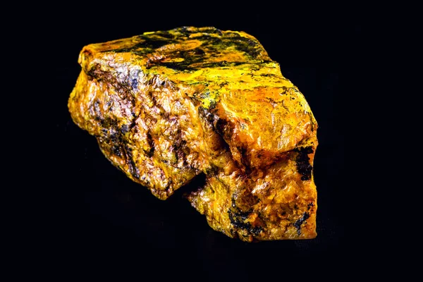 Uran, ett mineral som används i kärnforskning i USA och Iran. Ädelt och radioaktivt mineral. Strålning. — Stockfoto