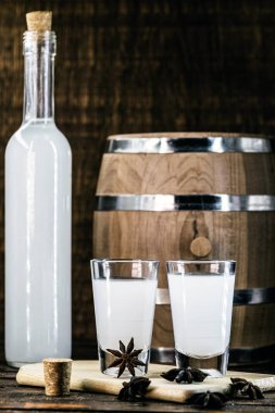 Ahşap zemin üzerinde anis bulunan Arap alkollü rakısı. Türk ve Yunan Geleneksel Aperatifi arak, Ouzo. Anason bazlı damıtılmış içecek, metin için boşluk.