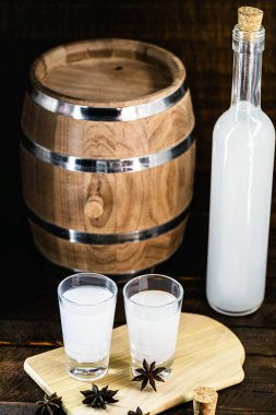 Ahşap zemin üzerinde anis bulunan Arap alkollü rakısı. Türk ve Yunan Geleneksel Aperatifi arak, Ouzo. Anason bazlı damıtılmış içecek, metin için boşluk.