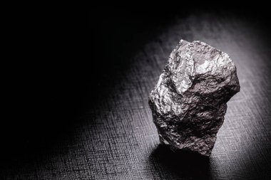 Paladyum, katı halde oda sıcaklığında büzülen kimyasal bir elementtir. Endüstride kullanılan metal. Mineral çıkarma kavramı.