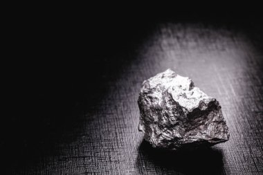 Paladyum, katı halde oda sıcaklığında büzülen kimyasal bir elementtir. Endüstride kullanılan metal. Mineral çıkarma kavramı.