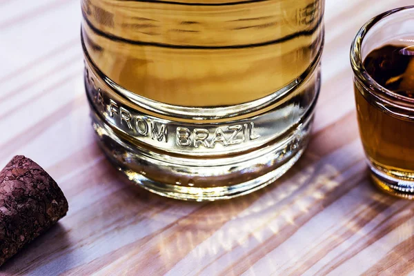 Detail of a bottle of cachaça, a typical Brazilian drink. Brazilian product for export, distilled drink known as aguardente or pinga. Day of cachaça. — стокове фото