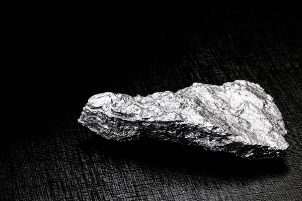 パラジウムは固体中の室温で収縮する化学元素である。業界で使用される金属。鉱物抽出概念. — ストック写真