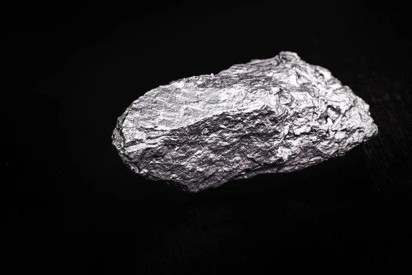 팔라듐은 상온에서 고체 상태에서 수축하는 화학 원소이다. 금속은 산업에 사용 된다. 광물질 추출 개념. — 스톡 사진