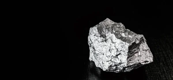 Paladyum, katı halde oda sıcaklığında büzülen kimyasal bir elementtir. Endüstride kullanılan metal. Mineral çıkarma kavramı. — Stok fotoğraf