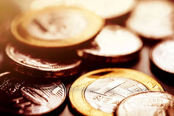 Brazilian real coins, with golden tone. Banking savings or investment concept. Coins a real selective focus. — Stok fotoğraf