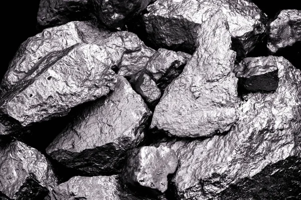 Mangan, mangan, nebo hořčík kámen je chemický prvek, je při výrobě kovových slitin. Stříbrná ruda, průmyslové použití. Rudy na černém izolovaném pozadí. — Stock fotografie