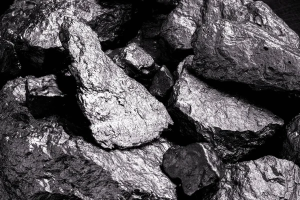 Mangan, Mangan oder Magnesiumstein ist ein chemisches Element, das in der Herstellung von Metalllegierungen vorkommt. Silberfarbenes Erz, industrielle Nutzung. Erz auf schwarzem isolierten Hintergrund. — Stockfoto
