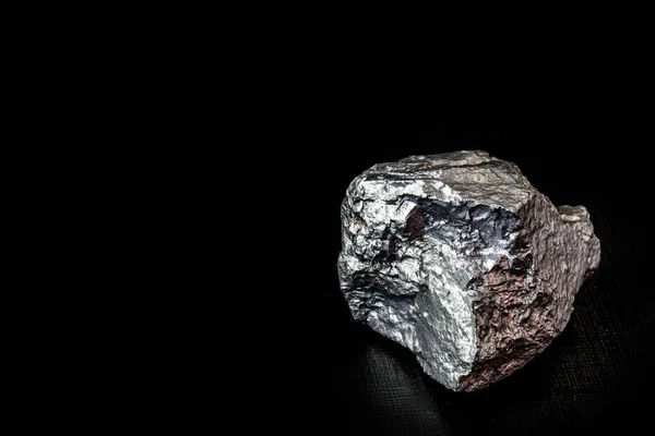Big big silver nugget on black background. Raw silver stone, silver nugget native to Liberia, isolated on black background. Mineral extraction. — Stok fotoğraf