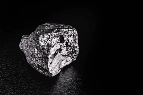 Big big silver nugget on black background. Raw silver stone, silver nugget native to Liberia, isolated on black background. Mineral extraction. — 스톡 사진