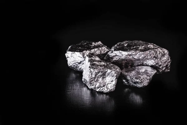 El platino es un elemento químico utilizado en la industria química como catalizador para la producción de ácido nítrico, silicona y benceno. Piedra de platino bruta, uso industrial . —  Fotos de Stock