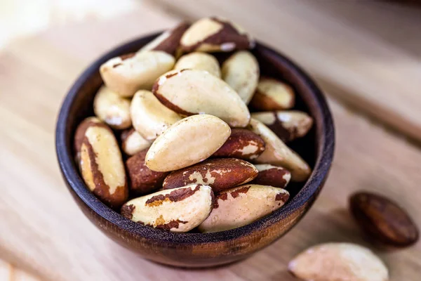 Pequeña olla de madera rústica con nueces de Brasil peladas. Nuez de Brasil, comida saludable . — Foto de Stock