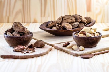 Brezilya fıstığı, dolma kabuk, kabuklu ve pişirmeye hazır. Brezilya mutfağı. Kestane en çok Brezilyalılar tarafından tüketilir..