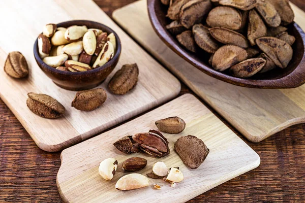 Alimentos con grasas insaturadas saludables. Semillas de nuez Brasil. Nueces brasileñas cultivadas en Brasil y Bolivia para exportación . — Foto de Stock