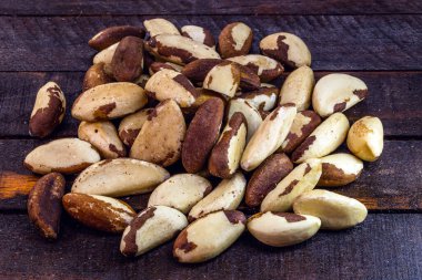 Brezilya cevizi, kabuklu ve kabuklu. Brezilya mutfağının içeriğinden. Castanheira da amazônia tohumu. Metin için boşluk.