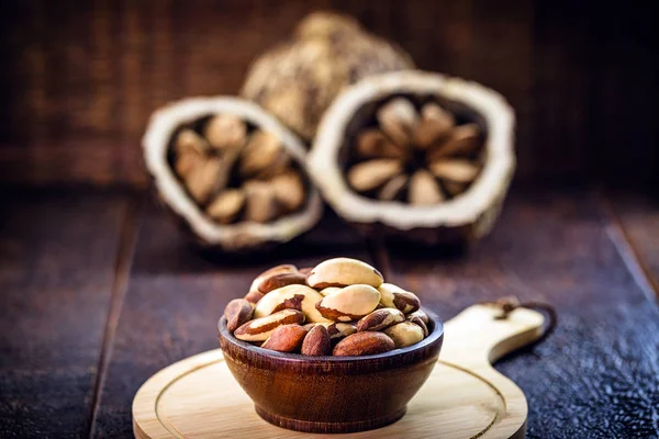 Nueces de Brasil, producto de exportación de la Amazonía. Las nueces de Brasil se llaman "castanha do pará" en Brasil y América Latina. Utilizado en chocolates, panes y otros alimentos de la cocina brasileña — Foto de Stock