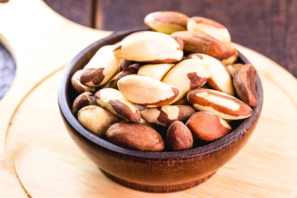 Nueces de Brasil, producto de exportación de la Amazonía. Las nueces de Brasil se llaman "castanha do pará" en Brasil y América Latina. Utilizado en chocolates, panes y otros alimentos de la cocina brasileña — Foto de Stock