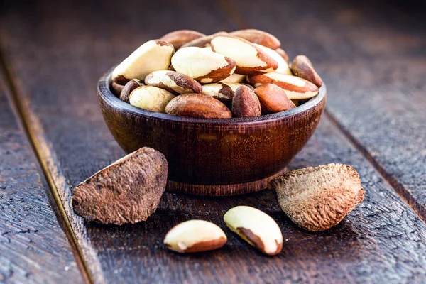 Nueces de Brasil, producto de exportación de la Amazonía. Las nueces de Brasil se llaman "castanha do pará" en Brasil y América Latina. Utilizado en chocolates, panes y otros alimentos de la cocina brasileña — Foto de Stock