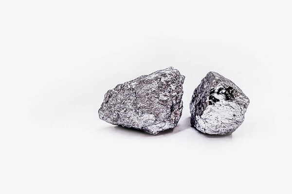 большой большой серебряный самородок на черном фоне. Сырой серебряный камень, серебристый самородок, родом из Либерии, выделен на черном фоне. Добыча полезных ископаемых
.