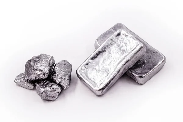 Platinum is a chemical element used in the chemical industry as a catalyst for the production of nitric acid, silicone and benzene. Crude platinum stone, industrial use. — 스톡 사진
