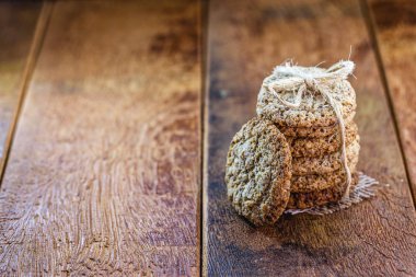 Bir kanatta yapılmış, ahşap bir arka planda istiflenmiş toptan bisküvi..