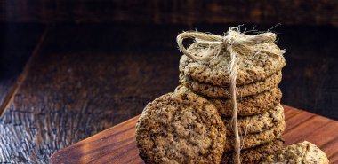 Bir kanatta yapılmış, ahşap bir arka planda istiflenmiş toptan bisküvi..