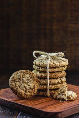 Tahıllı tam tahıllı kurabiye, kurutulmuş meyve ve eski ahşap masada çikolata.