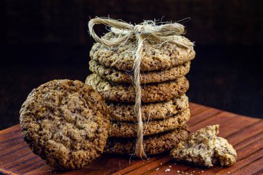 Ev yapımı ahşap arka planda ev yapımı kurabiye. Metin için boşluk.