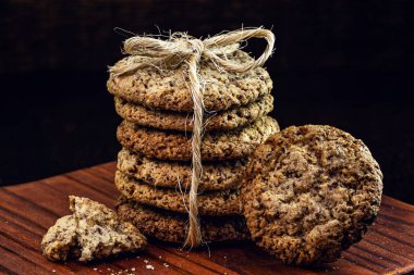 Ev yapımı ahşap arka planda ev yapımı kurabiye. Metin için boşluk.