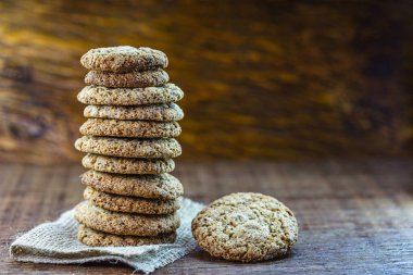 Ev yapımı ahşap arka planda ev yapımı kurabiye. Metin için boşluk.