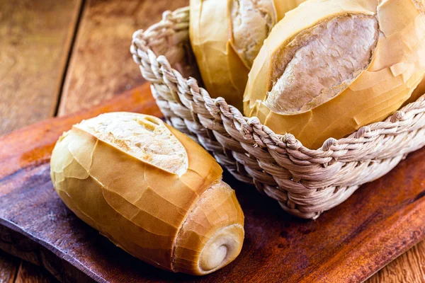 生の木の背景にブラジルパンの素朴なバスケット 伝統的なブラジルの朝食 フランスパンとして知られています — ストック写真