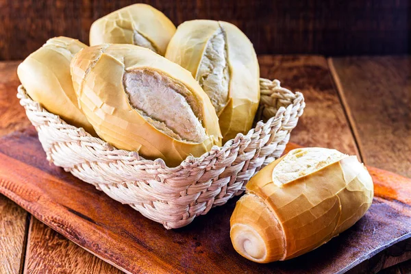 Cesta Rústica Pão Brasileiro Sobre Fundo Madeira Crua Café Manhã — Fotografia de Stock