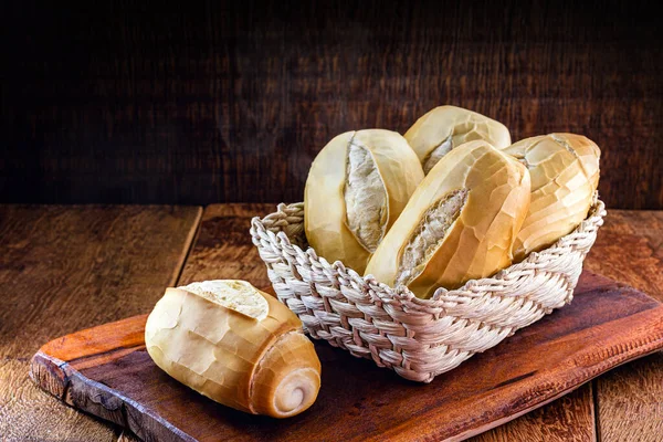 ブラジルの伝統的なパンをいくつかわら籠の中の素朴な木の背景に ブラジル フランスパンの日 — ストック写真