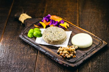 Çeşitli sebzelere ve çeşitli soya ve nohut türlerine dayanan vejetaryen hamburger, kızarmadan, kırsal bir ahşap arka planda. Sağlıklı vejetaryen yemeği ve vejetaryen yemeği kavramı.
