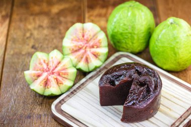 guava, guavadan yapılmış, ev yapımı tatlı, kırsal ahşap arka planda..