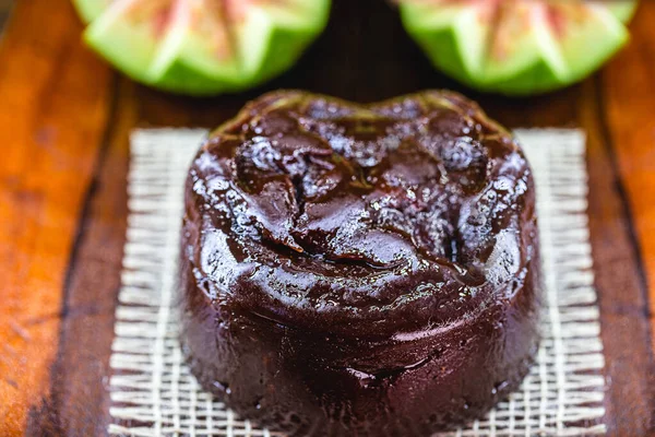 Guava Jam Brazilië Goiabada Cascao Genoemd Met Fruit Achtergrond Zelfgemaakt — Stockfoto