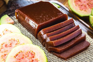 Goiabada, tipik bir guava tatlısı, Minas Gerais eyaletinde yaygın bir Brezilya tatlısı. Kavram ve tatlı ev yapımı lezzet.