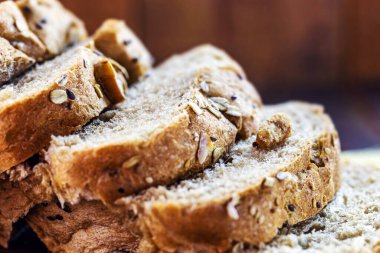 Dilimlenmiş ekmek, keten tohumu ve kestane. Vejetaryen ekmeği, sağlıklı yaşam konsepti