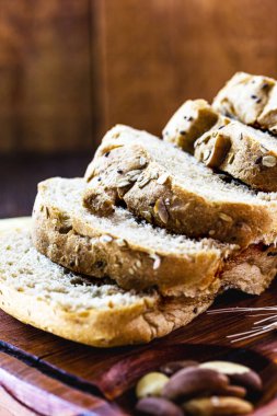 Dilimlenmiş ekmek, keten tohumu ve kestane. Vejetaryen ekmeği, sağlıklı yaşam konsepti