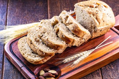Brezilya yapımı vejetaryen fındık ekmeği. Ev yapımı ekmek, şekersiz, diyet için. Sağlıklı yaşam kavramı. Brezilya cevizine ülkede 