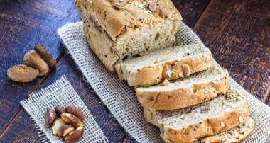 Brezilya yapımı vejetaryen fındık ekmeği. Ev yapımı ekmek, şekersiz, diyet için. Sağlıklı yaşam kavramı. Brezilya cevizine ülkede 