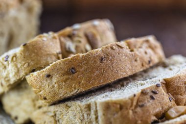 Ev yapımı vejetaryen ekmeği, fındık, kestane, yulaf ve keten tohumu. Sağlıklı yaşam ve diyet kavramı.