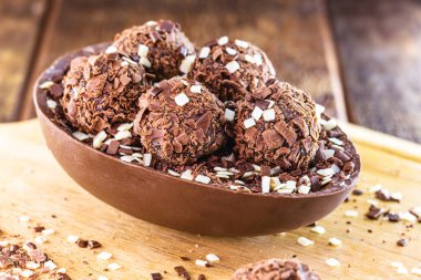 Brezilya paskalya yumurtası, tatlı olarak kaşık çikolatalı yumurta. Brezilya 'da Paskalya geleneği, goumert yumurta çikolatası.