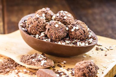 Brezilya paskalya yumurtası, tatlı olarak kaşık çikolatalı yumurta. Brezilya 'da Paskalya geleneği, goumert yumurta çikolatası.