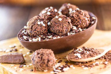 Brezilya Paskalya yumurtası. Rafine çikolatalı Paskalya, Brigadeiro tatlılarıyla kaplı. Siyah beyaz çikolata..