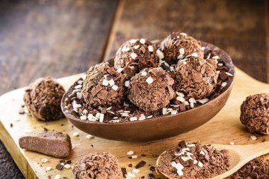 Brezilya Paskalya yumurtası. Rafine çikolatalı Paskalya, Brigadeiro tatlılarıyla kaplı. Siyah beyaz çikolata..