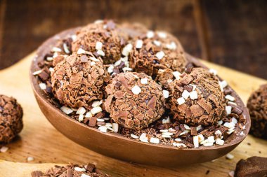 Brezilya Paskalya yumurtası. Rafine çikolatalı Paskalya, Brigadeiro tatlılarıyla kaplı. Siyah beyaz çikolata..
