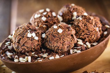 Brezilya Paskalya yumurtası. Rafine çikolatalı Paskalya, Brigadeiro tatlılarıyla kaplı. Siyah beyaz çikolata..