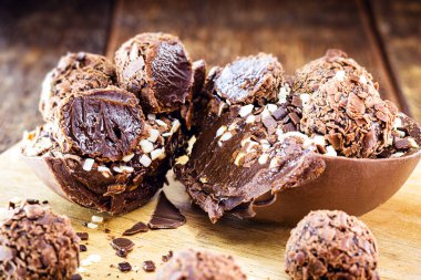 Paskalya yumurtası ikiye bölünmüş ve kremalı çikolata dolgulu. Yaratıcı Paskalya tatlı konsepti